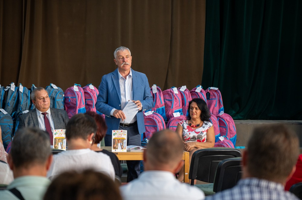 Tizenhárom éves az Iskolatáska Program. Tanfelszerelés és útmutató kisfüzet iskolakezdésre